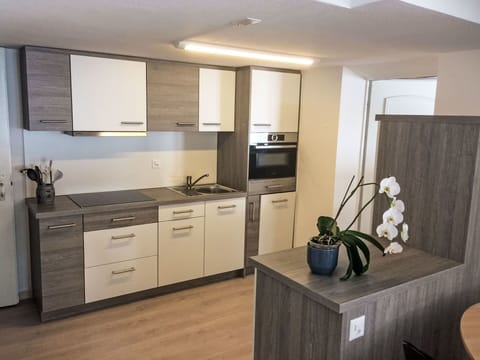 Cabinetry, Building, Furniture, Countertop, Drawer, Houseplant, Plant, Wood, Flower, Interior Design