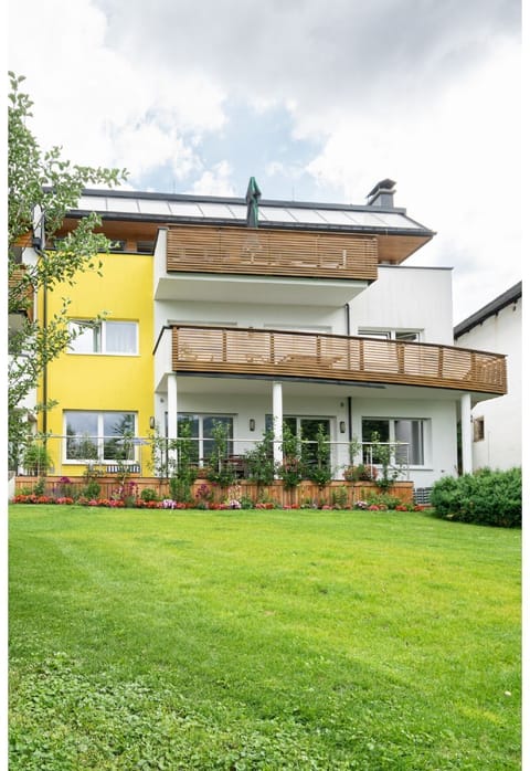 Plant, Sky, Building, Cloud, Property, Tree, House, Window, Land Lot, Grass