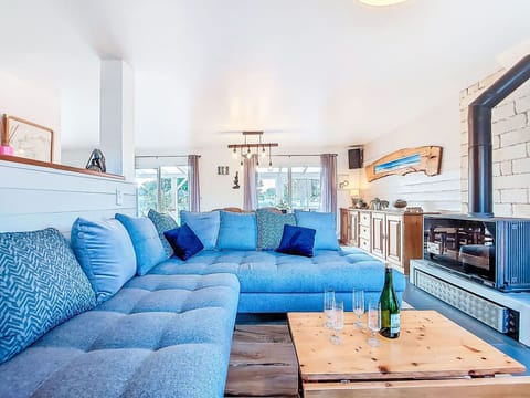 Furniture, Couch, Interior Design, Flooring, Living Room, Floor, Home, Apartment, Room