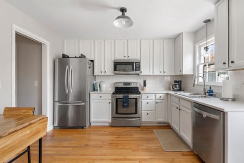 Fully Stocked Kitchen w/ Stainless Steel Appliances