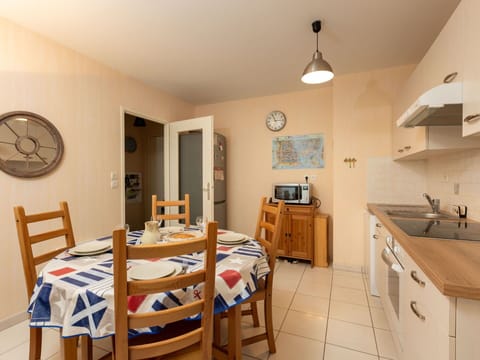 Sky, Water, Building, Property, Plant, Azure, Swimming Pool, Cloud, Leisure, Window