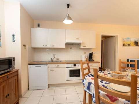 Sky, Water, Building, Property, Plant, Azure, Swimming Pool, Cloud, Leisure, Window