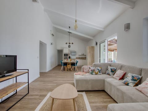 Sky, Water, Building, Property, Plant, Azure, Swimming Pool, Cloud, Leisure, Window