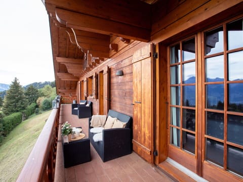 Property, Sky, Wood, Plant, Building, Window, Tree, Real Estate, Hardwood, Wood Stain