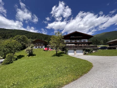 Cloud, Plant, Sky, Natural Landscape, Tree, Land Lot, Grass, Shade, Grassland, Leisure