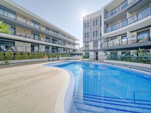 Building, Water, Sky, Daytime, Property, Plant, Blue, Azure, Window, Architecture