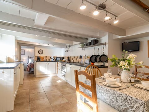 Plant, Building, Sky, Cloud, Window, House, Tree, Door, Land Lot, Shade