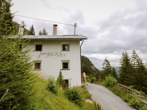 Water, Plant, Sky, Building, Azure, House, Swimming Pool, Tree, Rectangle, Window