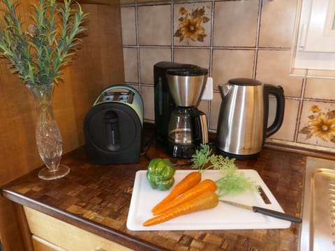 Food, Tableware, Countertop, Dishware, Wood, Kitchen Appliance, Serveware, Plant, Table