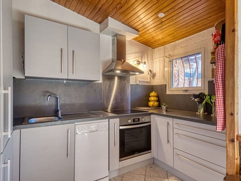 Plant, Building, Sky, Window, House, Vegetation, Tree, Biome, Neighbourhood