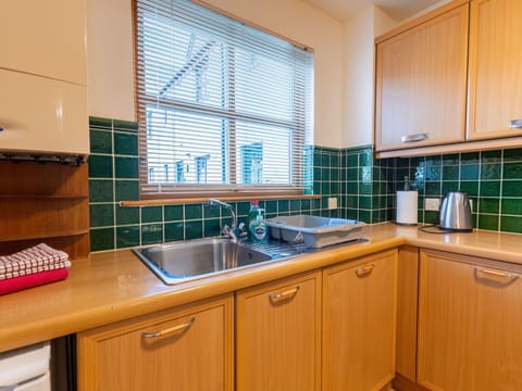 Kitchen Sink, Sink, Cabinetry, Tap, Countertop, Property, Plumbing Fixture, Furniture, Window, Wood