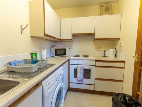 Kitchen Sink, Cabinetry, Property, Sink, Countertop, Kitchen Appliance, Kitchen Stove, Home Appliance, Kitchen, Interior Design