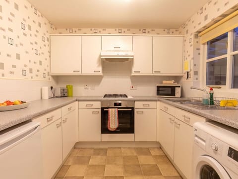 Cabinetry, Countertop, Kitchen Sink, Sink, Tap, Property, Kitchen Stove, Plumbing Fixture, Kitchen Appliance, Home Appliance