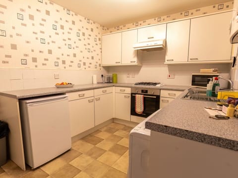 Cabinetry, Countertop, Property, Building, Kitchen Appliance, Kitchen Stove, Kitchen, Sink, Home Appliance, Interior Design