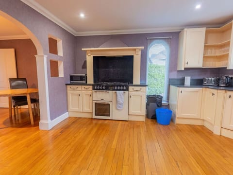 Cabinetry, Property, Countertop, Furniture, Home Appliance, Wood, Interior Design, Kitchen Stove, Kitchen Appliance, Floor