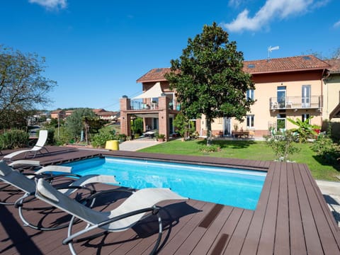 Cloud, Plant, Water, Sky, Building, Property, Furniture, Swimming Pool, Window, Azure