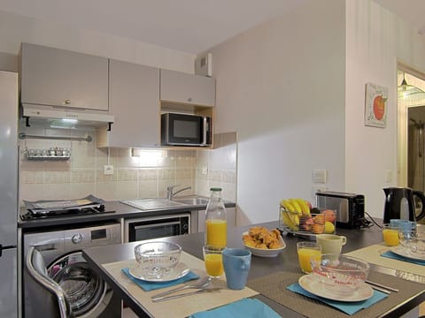 Countertop, Cabinetry, Property, Kitchen, Kitchen Appliance, Table, Tableware, Gas Stove, Kitchen Stove, Home Appliance