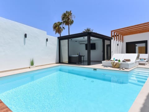 Building, Cloud, Sky, Plant, Daytime, Property, Window, Water, Swimming Pool, Azure