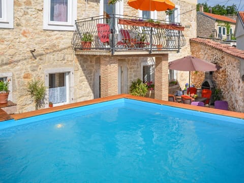Building, Cloud, Sky, Plant, Daytime, Property, Window, Water, Swimming Pool, Azure