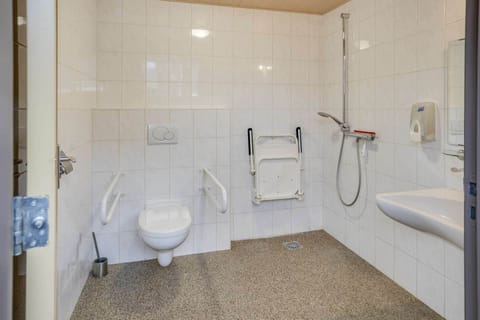 Bathroom suited for handicapped persons