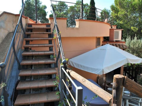 Property, Plant, Wood, Building, Tree, Shade, Real Estate, Urban Design, Stairs, Leisure