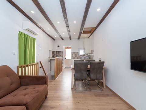 Table, Sky, Furniture, Property, Plant, Chair, Outdoor Table, Outdoor Furniture, Tableware, Building