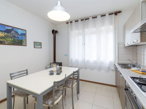 Building, Sky, Cloud, Daytime, Property, Window, Urban Design, Neighbourhood, Residential Area, City