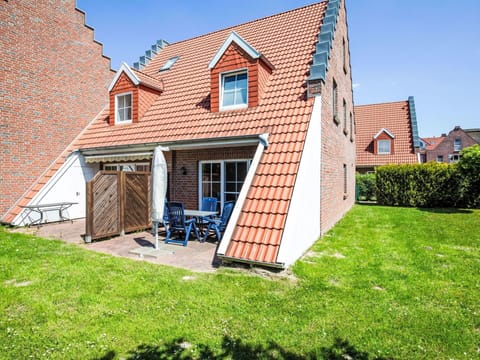 Sky, Property, Building, Window, Plant, Land Lot, House, Cottage, Wood, Grass