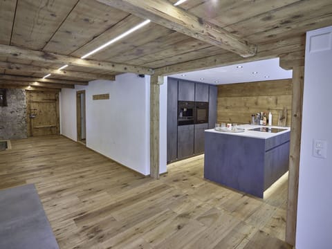 Property, Tap, Sink, Wood, Interior Design, Floor, Cabinetry, Flooring, Hall