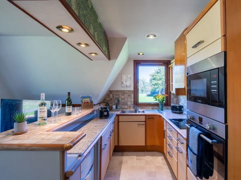 Countertop, Cabinetry, Kitchen Sink, Property, Sink, Furniture, Tap, Kitchen, Wood, Interior Design