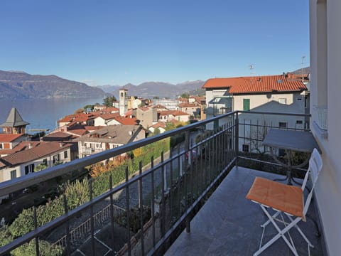 Sky, Plant, Building, Window, Tree, Swimming Pool, House, Residential Area, Leisure, Urban Design