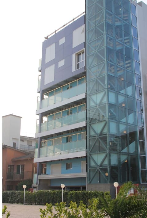 Table, Property, Building, Sky, Window, Wood, Interior Design, Cloud, Lighting, Outdoor Furniture