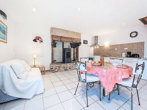 Bathtub, Plumbing Fixture, Jacuzzi, Hardwood, Wood Stain, Bathroom, Houseplant, Deck, Backyard