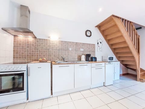 Bathtub, Plumbing Fixture, Jacuzzi, Hardwood, Wood Stain, Bathroom, Houseplant, Deck, Backyard