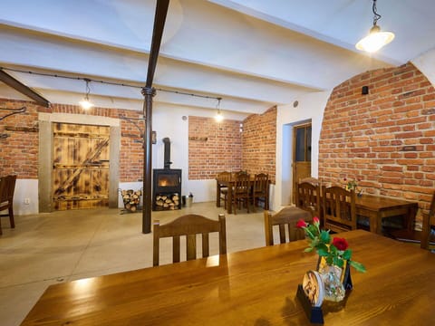 Furniture, Property, Wood, Table, Architecture, Chair, Flooring, Interior Design, Floor, Houseplant