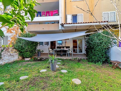 Building, Plant, Window, Vegetation, Urban Design, House, Grass, Leisure, Residential Area, Real Estate