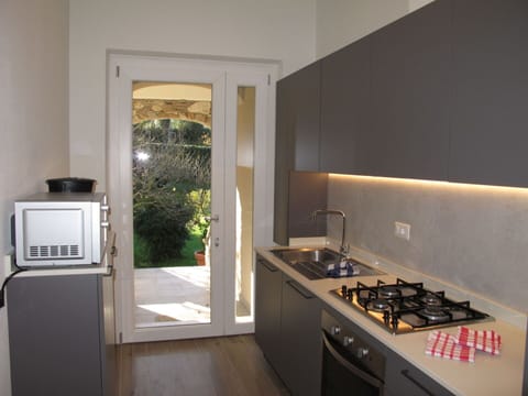 Sky, Building, Property, Plant, Cloud, Architecture, Window, Tree, Urban Design, Slope