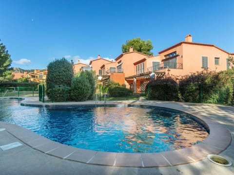 Sky, Plant, Building, Window, Tree, Swimming Pool, House, Residential Area, Leisure, Urban Design