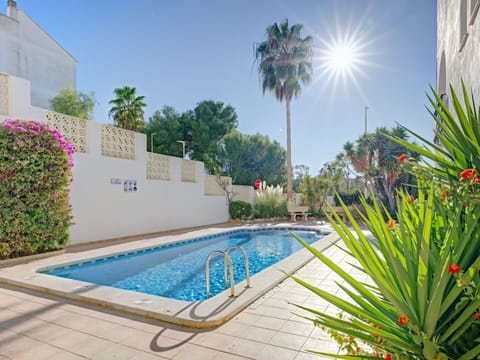 Sky, Plant, Building, Window, Tree, Swimming Pool, House, Residential Area, Leisure, Urban Design