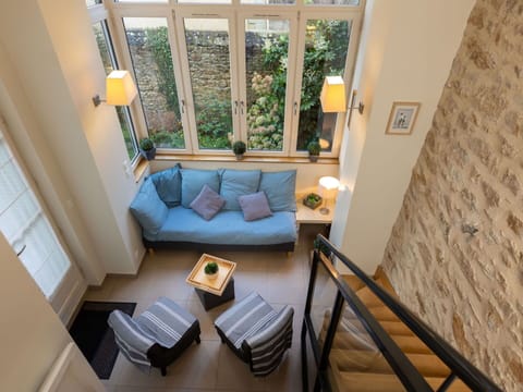 Sky, Plant, Building, Window, Tree, Swimming Pool, House, Residential Area, Leisure, Urban Design