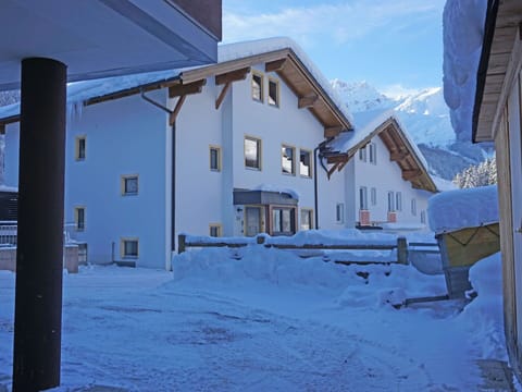 Building, Cloud, Property, Sky, Window, Snow, Blue, Azure, House, Slope
