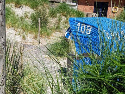 Sky, Shade, Land Lot, Cottage, Siding, Facade, Residential Area, Landscape, Roof, Grass