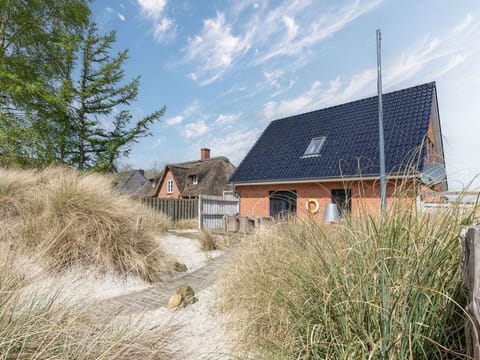 Sky, Shade, Land Lot, Cottage, Siding, Facade, Residential Area, Landscape, Roof, Grass