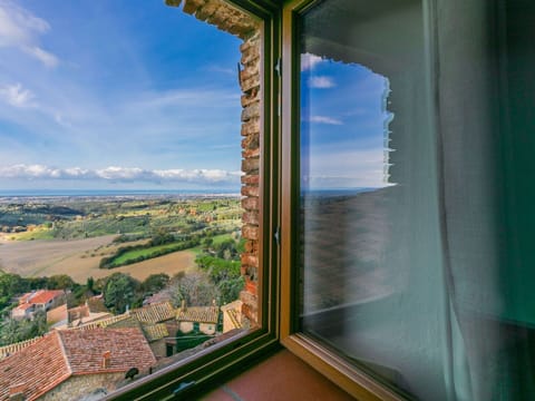 Water, Sky, Cloud, Azure, Building, Architecture, Swimming Pool, Urban Design, Leisure, Shade