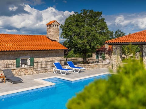 Cloud, Water, Sky, Building, Furniture, Plant, Azure, Swimming Pool, Outdoor Furniture, Tree