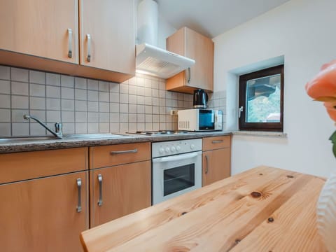 Cabinetry, Countertop, Property, Furniture, Kitchen Sink, Sink, Tap, Wood, Interior Design, Kitchen