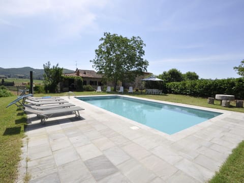 Water, Cloud, Sky, Plant, Swimming Pool, Tree, Shade, Building, Rectangle, Grass