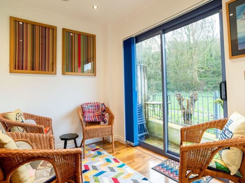 Water, Sky, Cloud, Plant, Property, Swimming Pool, Building, Rectangle, Tree, Shade