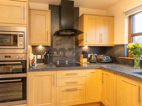 Cabinetry, Countertop, Property, Building, Kitchen Appliance, Home Appliance, Plant, Kitchen Stove, Kitchen, Wood