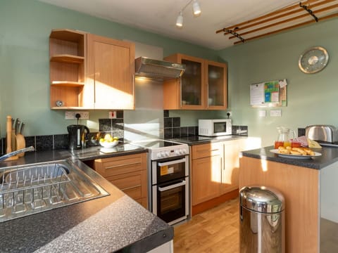 Cabinetry, Countertop, Property, Furniture, Kitchen Appliance, Kitchen Stove, Kitchen, Wood, Home Appliance, Interior Design